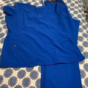 Royal blue scrub set. Top 3xl bottoms 2xl.